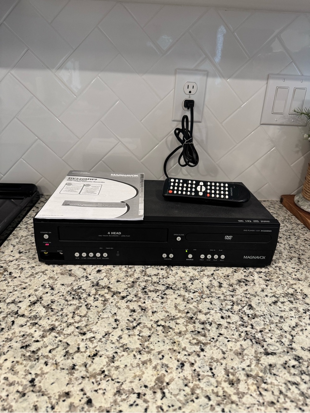 Magnavox DV220MW9 dvd / vcr combo player black with remote and manual tested